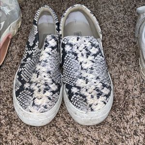 Steve Madden snake skin shoes, will clean bottoms!